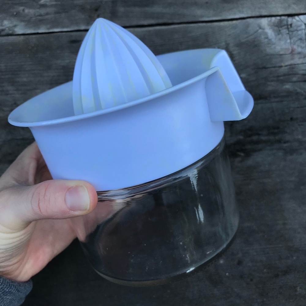 Citrus juicer with screw-on glass jar